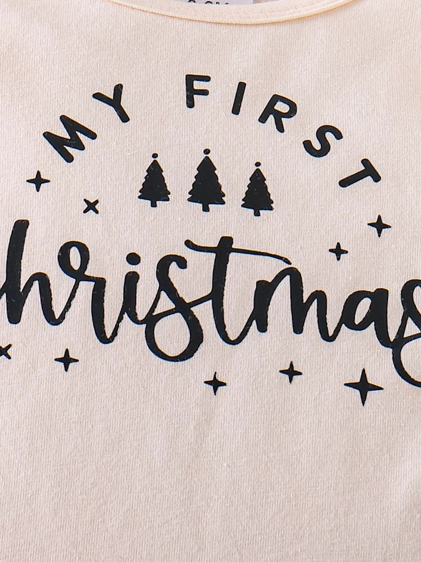 MY FIRST CHRISTMASロゴとツリー柄プリントが入ったベビークリスマストップス胸元アップ
