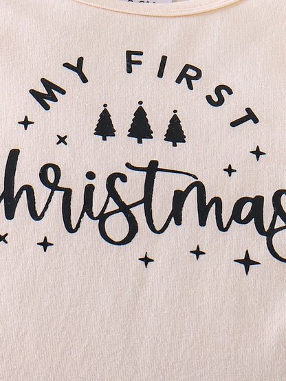 MY FIRST CHRISTMASロゴとツリー柄プリントが入ったベビークリスマストップス胸元アップ
