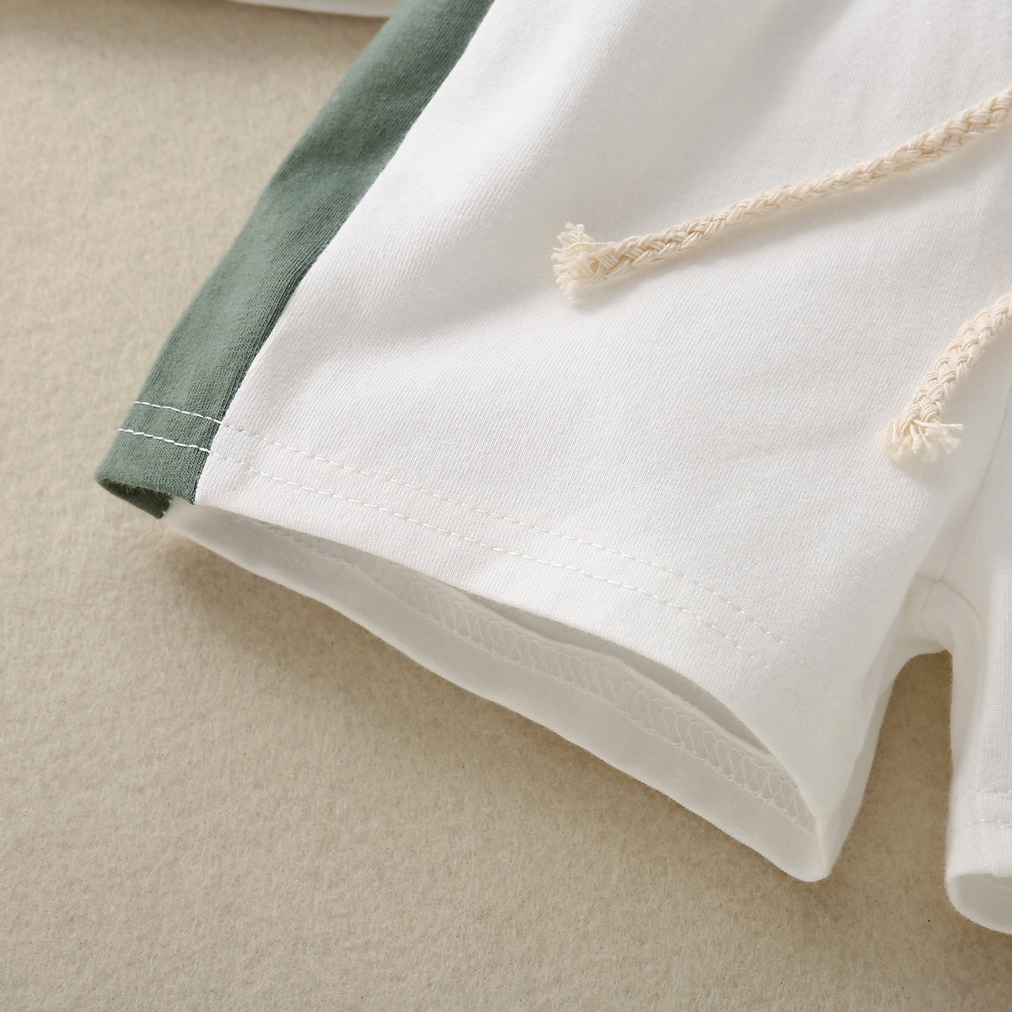 ショートパンツの配色サイドパネルがわかるディテール
