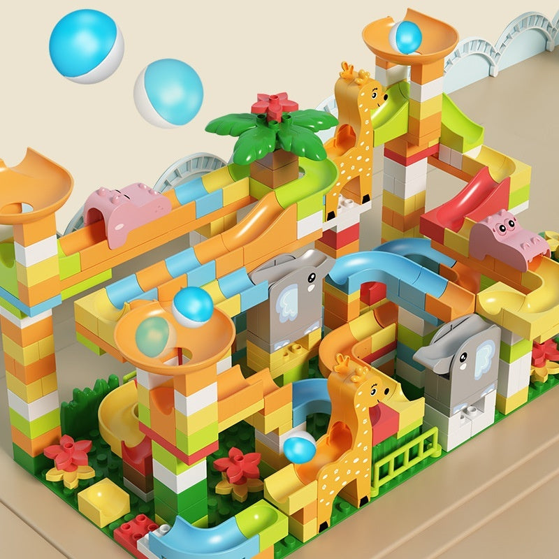 293ピースバッグ版アニマルスライドブロックの完成イメージ。高層タワーとスロープ構造が際立つ写真。
