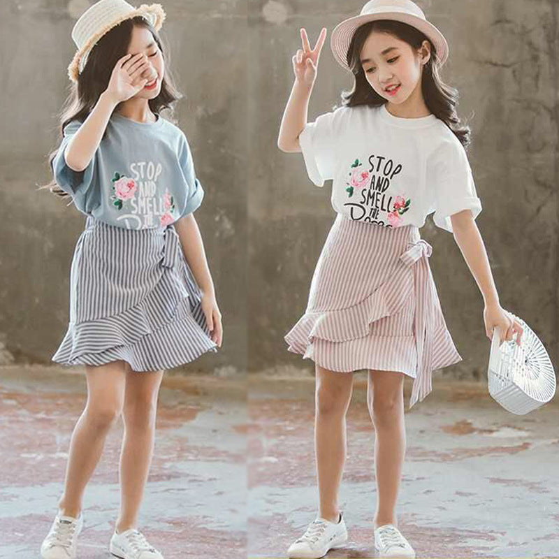 夏のおでかけが軽やかに決まる 女の子半袖セットアップ 花柄ロゴプリントTシャツ×ストライプフリルスカート コットン 110~160cm