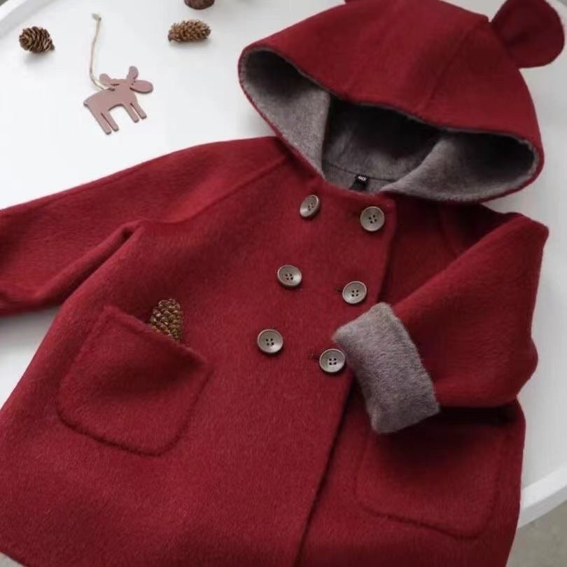 姉妹おそろい色違いで着用した女の子用ウール調フード付きミドル丈コート（キッズコート）のイメージ
