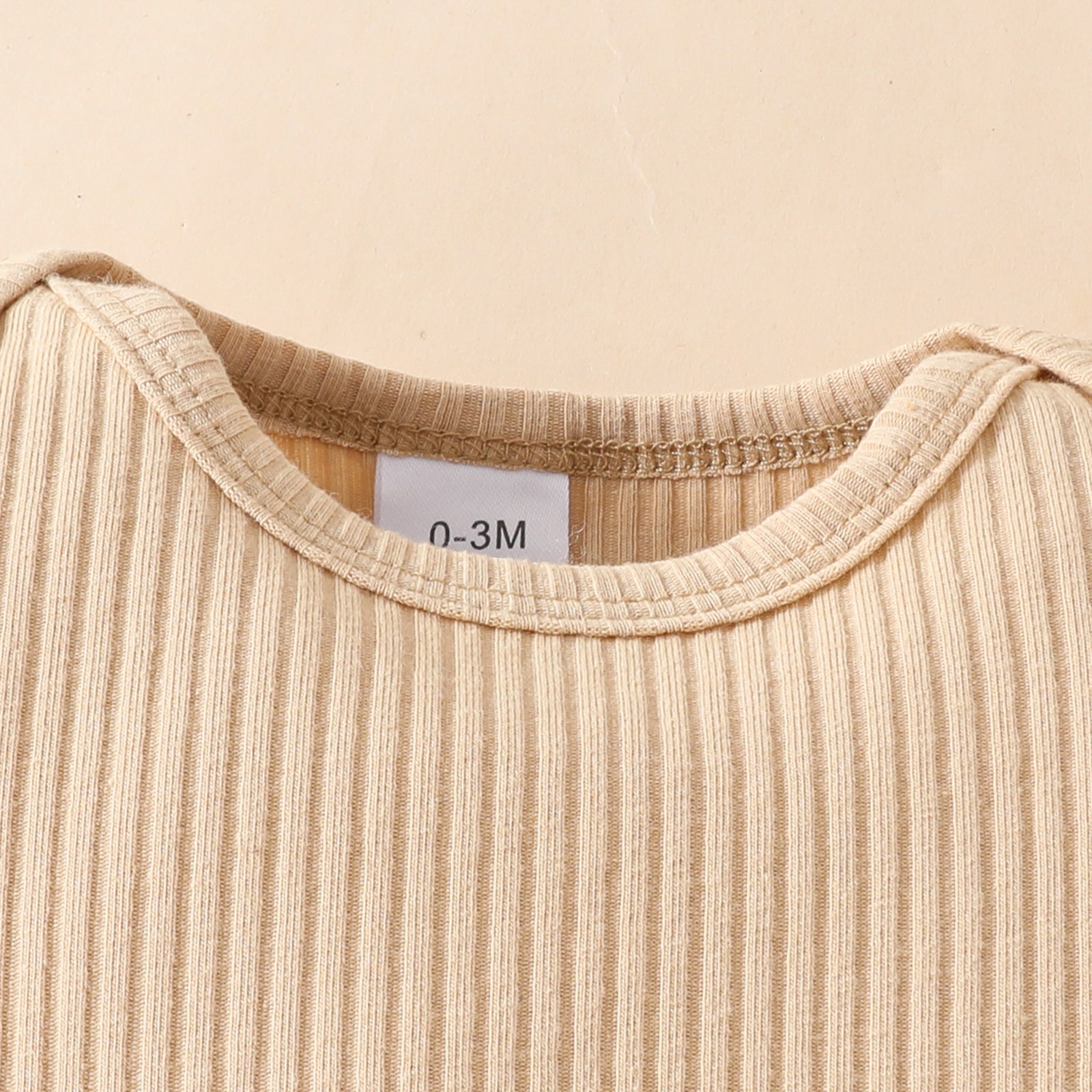 ナチュラルなトーンでまとめたベビー女の子くまさんロンパースセットの全体イメージ
