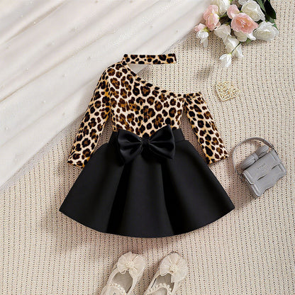 レオパード柄スカートとホワイトトップスのコーディネート画像
