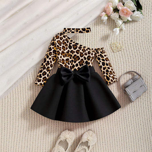 レオパード柄スカートとホワイトトップスのコーディネート画像
