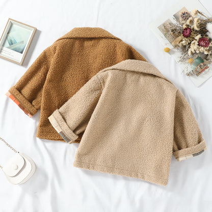 テディプラッシュ生地のふわふわ質感がわかるベビーアウターの拡大写真