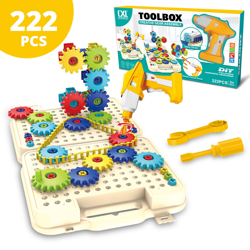222PCSの表示とTOOLBOX箱の横で、三角形にチェーンを張ったギアボードと黄色の電動ドリル・レンチ・ドライバーが並んでいるセット画像

