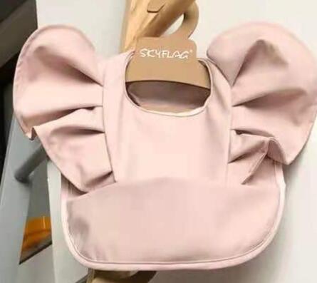 エレガントピンク柄の防水PUレザーお食事ビブ 肩まで覆いやすいウィング形状（防水お食事ビブ）
