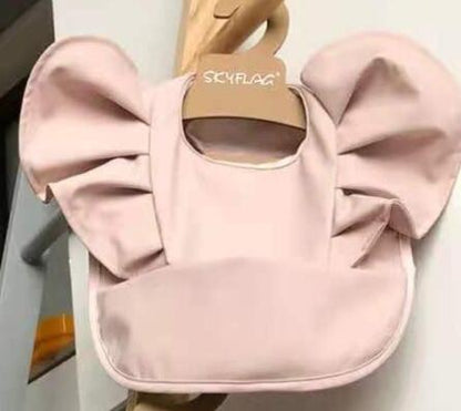 エレガントピンク柄の防水PUレザーお食事ビブ 肩まで覆いやすいウィング形状（防水お食事ビブ）
