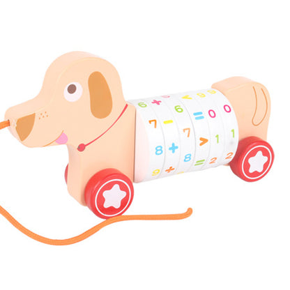 丸い車輪と数字入りの胴体を持つベージュ色の木製イヌ型プルトイが横から見える画像
