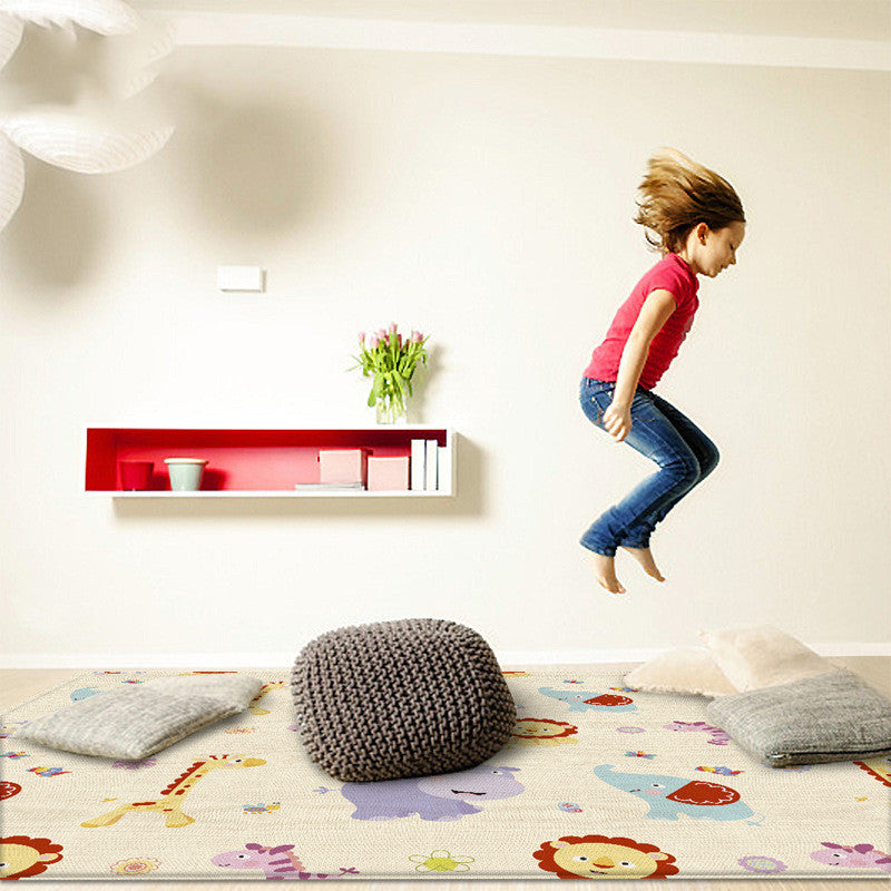 動物柄・のりもの柄プレイマットの上でジャンプして遊ぶ子ども クッション性のある床マットの使用イメージ
