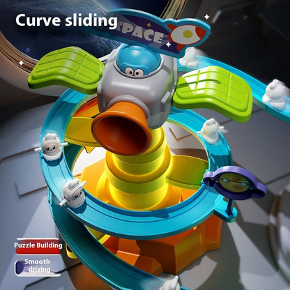 青と黄色のトラックが曲線を描く惑星オービットコース全体が分かる上からのショット
