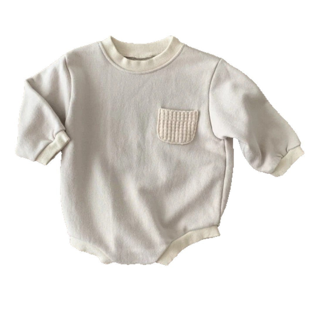 裾周りの縫製と柔らかい布素材が分かるベビーロンパースのクローズアップ
