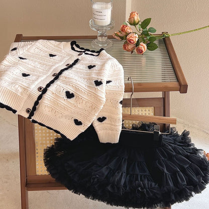 ボタン付きカーディガンの前開き部分クローズアップ
