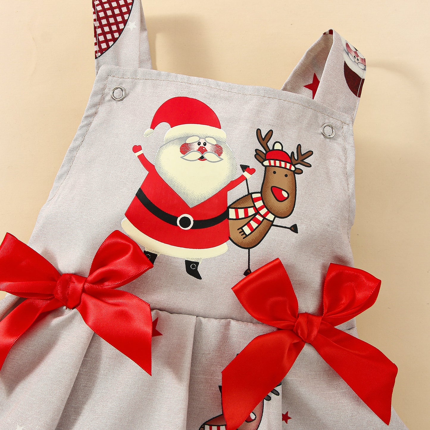 裾の広がりがわかるアングルのワンピース写真
