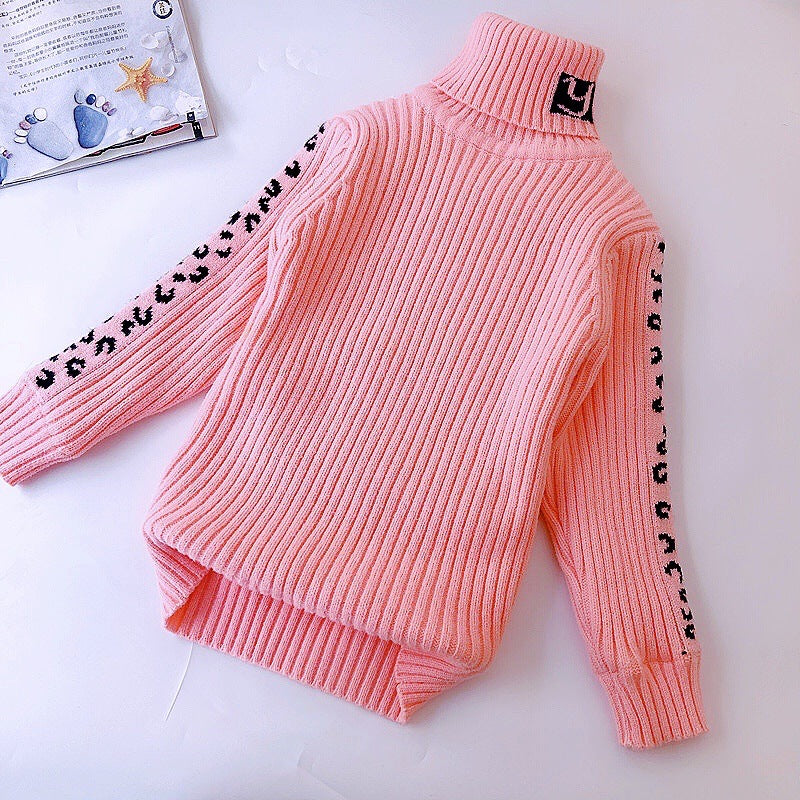 ピンクの子どもタートルネックニットセーター
