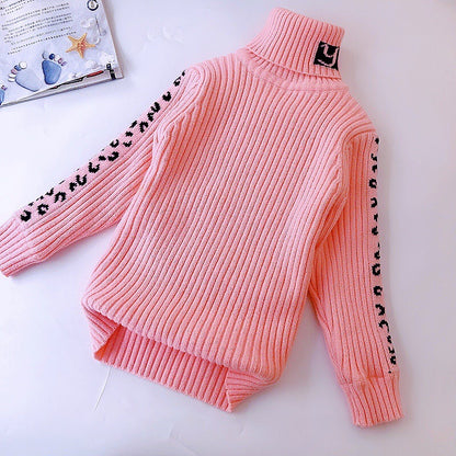 ピンクの子どもタートルネックニットセーター
