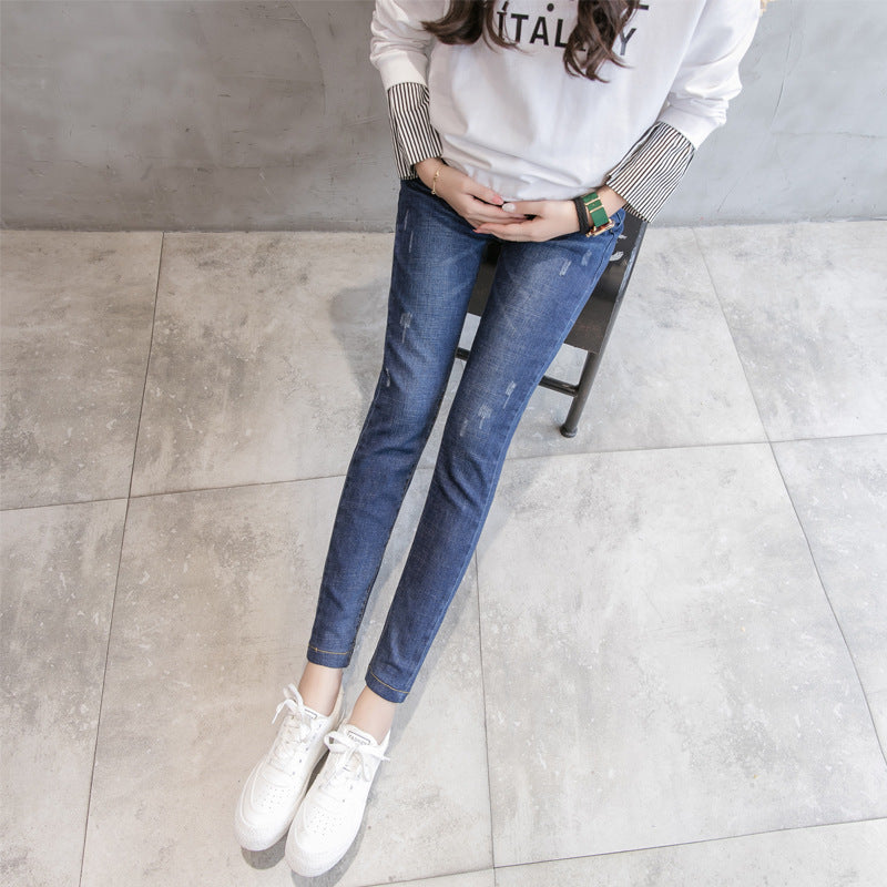 マタニティデニムパンツのシルエットがわかる斜め着用イメージ
