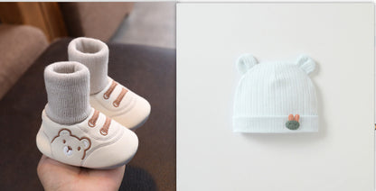11〜13cm赤ちゃん用 室内向けやわらか布ルームシューズ 滑り止め付き 靴下一体型 ベージュ×ブラウン と くま耳付きベビーニット帽を並べた 秋冬の室内用トドラーシューズ＆帽子ギフトセット風イメージ写真
