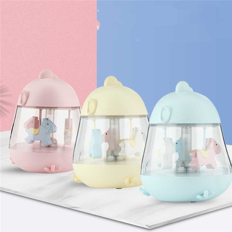 暗い部屋で暖色ライトが灯ったメリーゴーランドナイトライトのアップ
