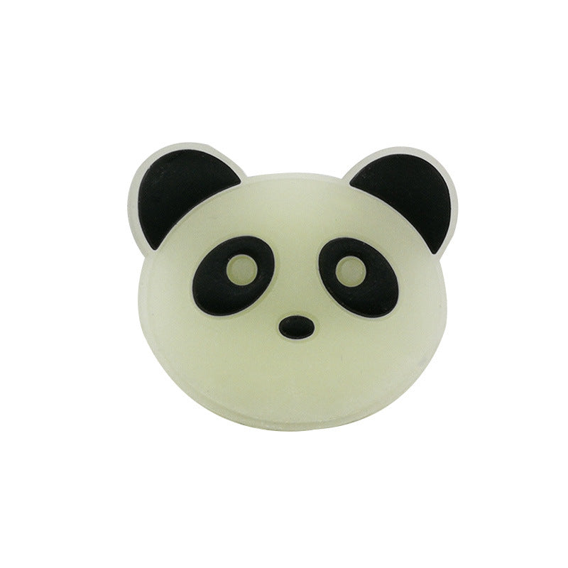 パンダの顔をデザインしたシューズチャームを白背景で撮影した商品画像
