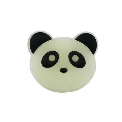 パンダの顔をデザインしたシューズチャームを白背景で撮影した商品画像
