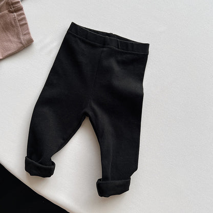 80〜130cmサイズ展開のベーシックカラーレギンスパンツを重ねたイメージ写真
