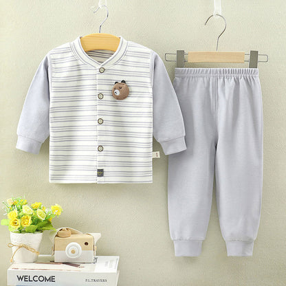 グレーカラーの長袖トップスとパンツで構成されたベビー用パジャマ
