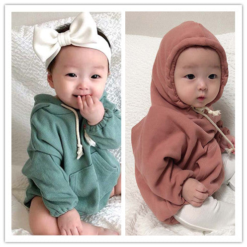 グリーンとローズピンクのフード付きコットンベビーボディスーツを着た赤ちゃん2人の並びコラージュ
