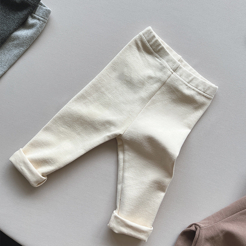 柔らかそうなコットン生地の質感が分かる子どもパンツの接写
