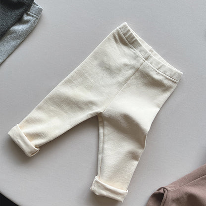 柔らかそうなコットン生地の質感が分かる子どもパンツの接写
