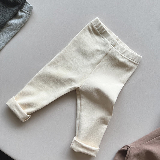 柔らかそうなコットン生地の質感が分かる子どもパンツの接写
