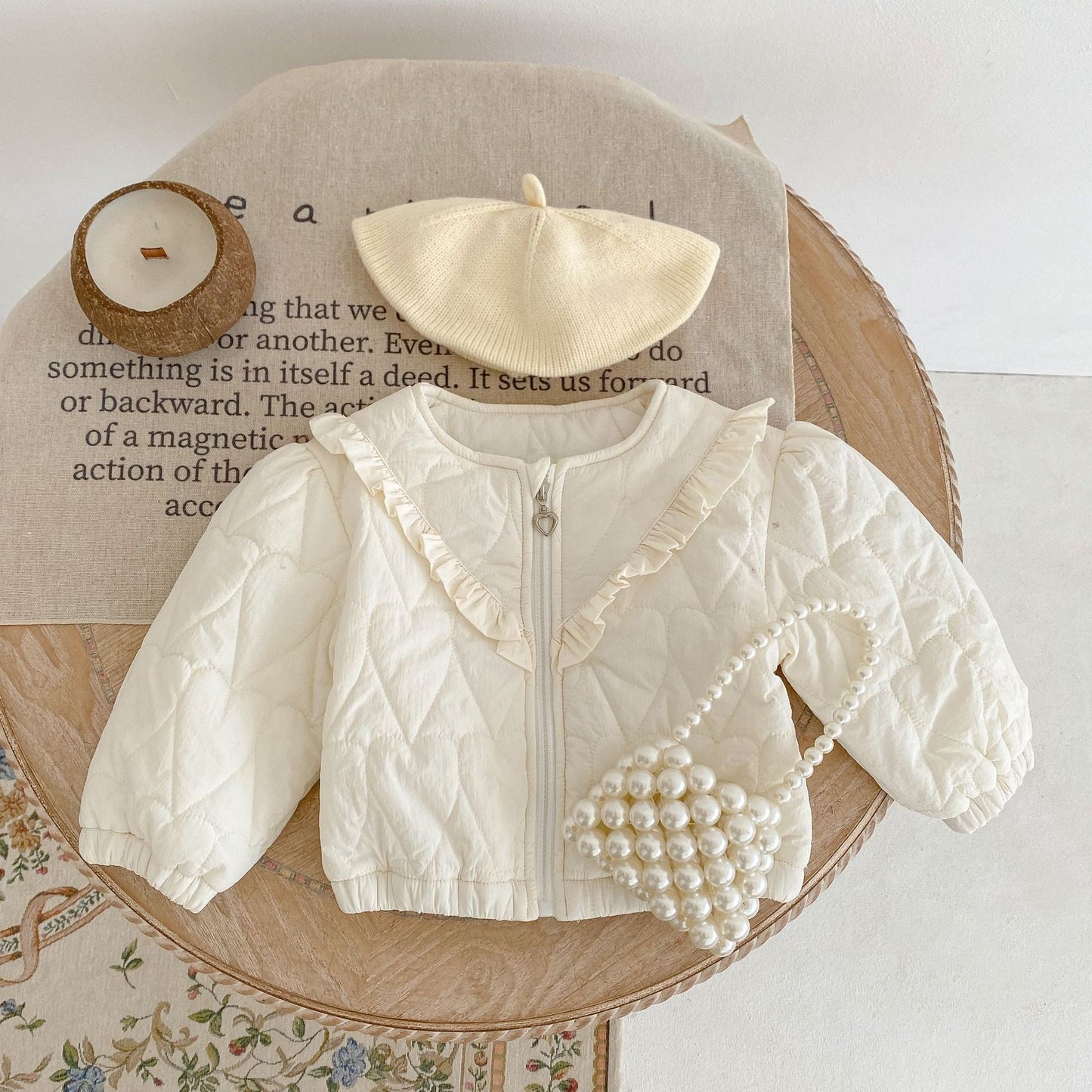 襟元と前立て部分のディテールが分かるベビーキルトジャケットのクローズアップ
