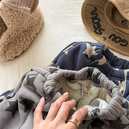 ふんわり裏起毛生地が見える星柄コットンニットパンツのクローズアップ
