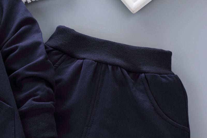 ブラックの子ども用パンツのウエスト部分とシルエットが分かるディテール画像
