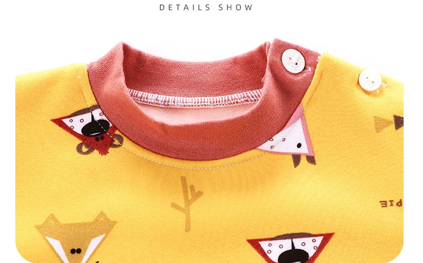 スナップボタン付きクルーネック仕様のイエロー長袖トップス襟元ディテール
