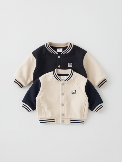 サイズ違いの配色キッズベースボールジャケット2枚を重ねて並べた前面イメージ
