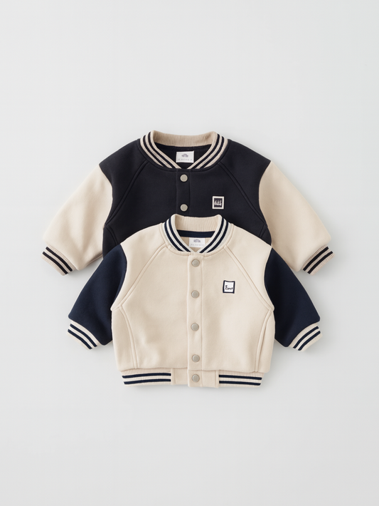 サイズ違いの配色キッズベースボールジャケット2枚を重ねて並べた前面イメージ
