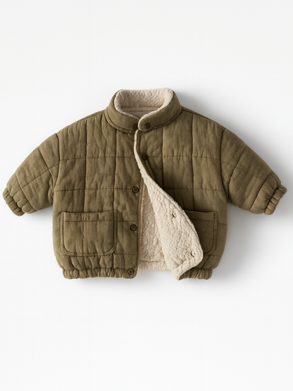 ほどよくゆとりのあるシルエットのキルティングキッズアウター
