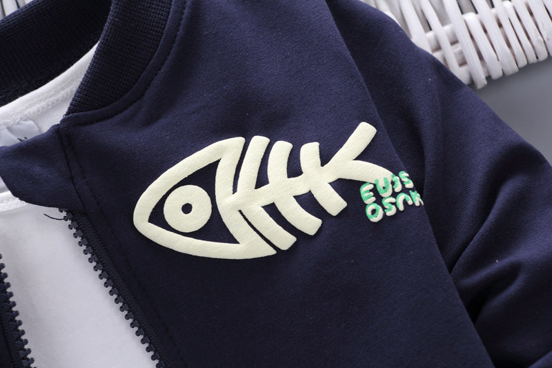 ネイビーの子ども用ジャケット胸元に大きなさかなモチーフワッペンが付いたディテール画像
