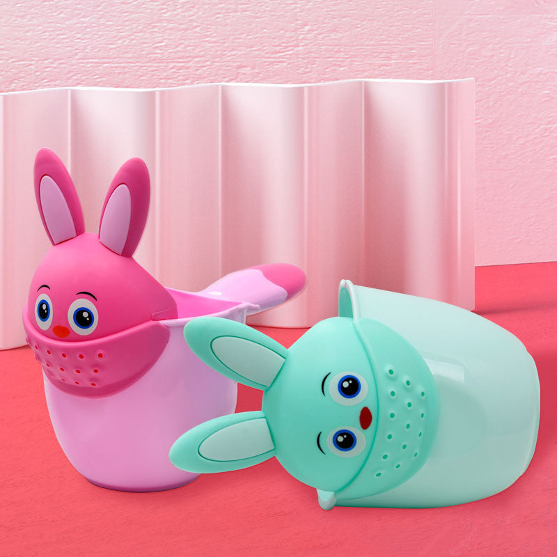 子どもの頭にお湯をやさしくかけているシャンプーカップ使用イメージ（目にかかりにくいリンスカップ）
