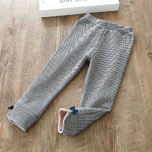 フラットステッチで仕上げた女の子向けコットンパンツの裾ディテール
