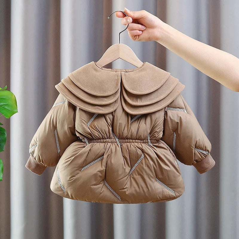 フリル付きセーラーカラー風襟が特徴の女の子用冬コートアップ
