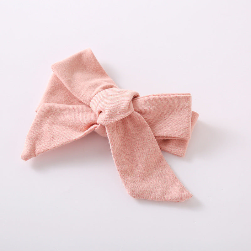 トップスとパンツを合わせた写真映えするコーデ写真
