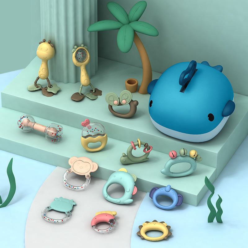 多種類の歯固めラトルを並べた全体イメージ 触感と形のバリエーション
