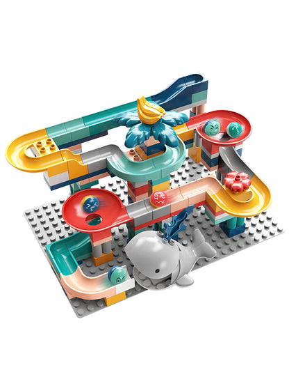 2人の子どもが協力してDIYスライドウェイトイで遊んでいるシーン
