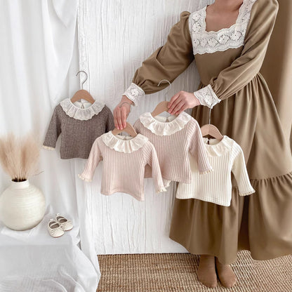 ベージュ系レース襟長袖トップスを並べた子ども服コーデイメージ
