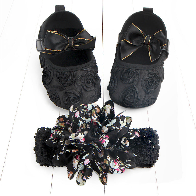 立体フラワーモチーフがついたパープルベビーシューズのクローズアップ
