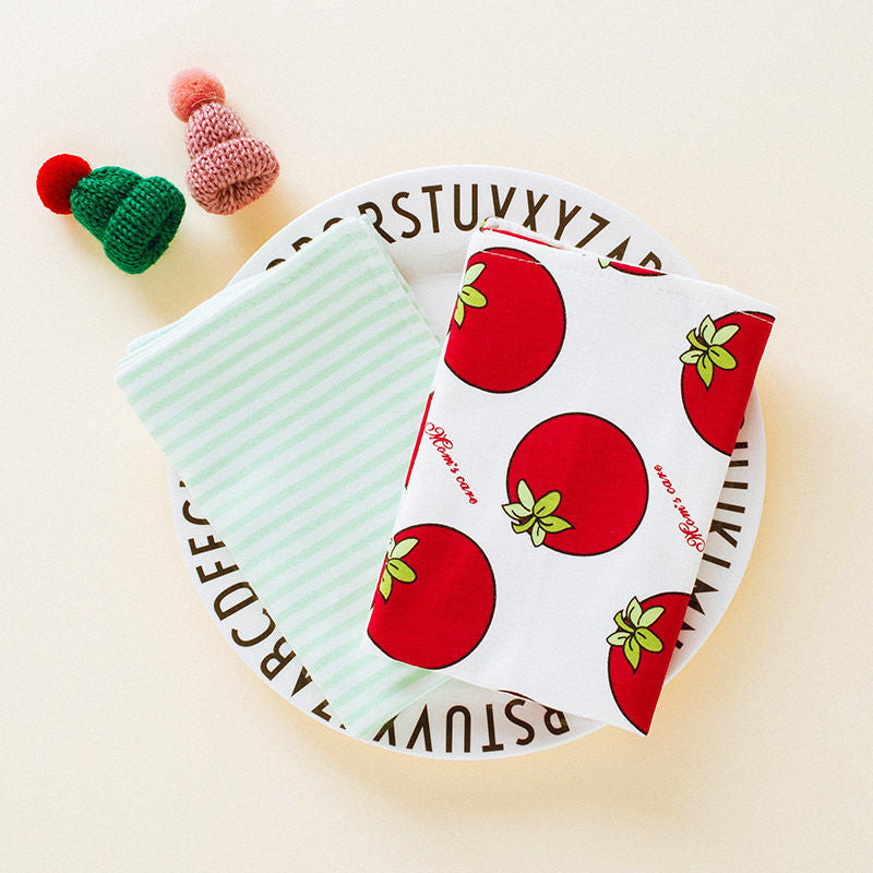 フルーツ柄のベビーガーゼクロス 使用イメージ（よだれ拭き）
