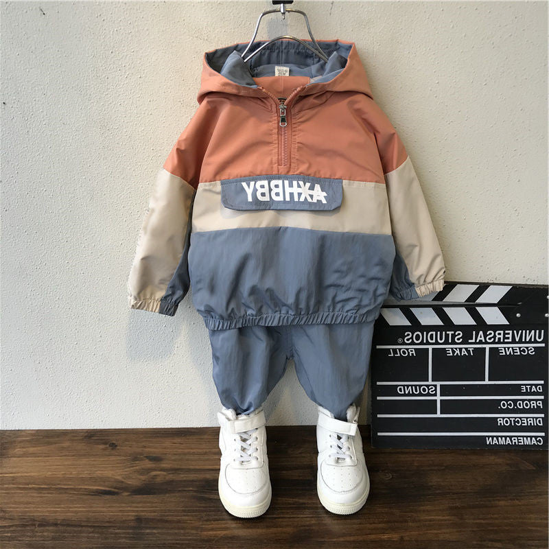 パンツの裾部分のシンプルなストレートラインのデザイン
